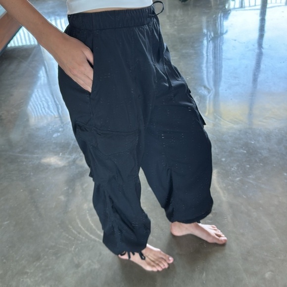 Lululemon Lightweight Adjustable Mid-Rise Cargo Pant - Picture 11 of 13